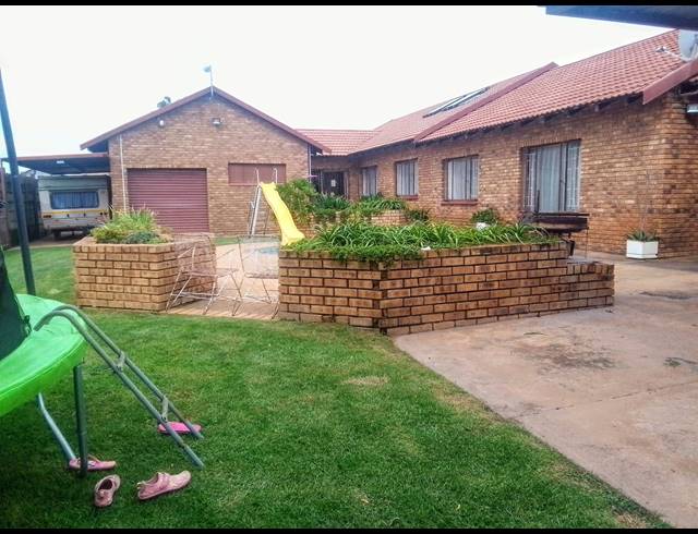 4 BEDROOM FREEHOLD FOR SALE IN GREENHILLS